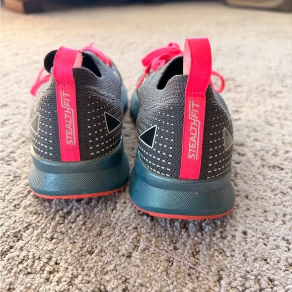 Brooks women’s levitate 5 stealth fit size 9 - Picture 2 of 6